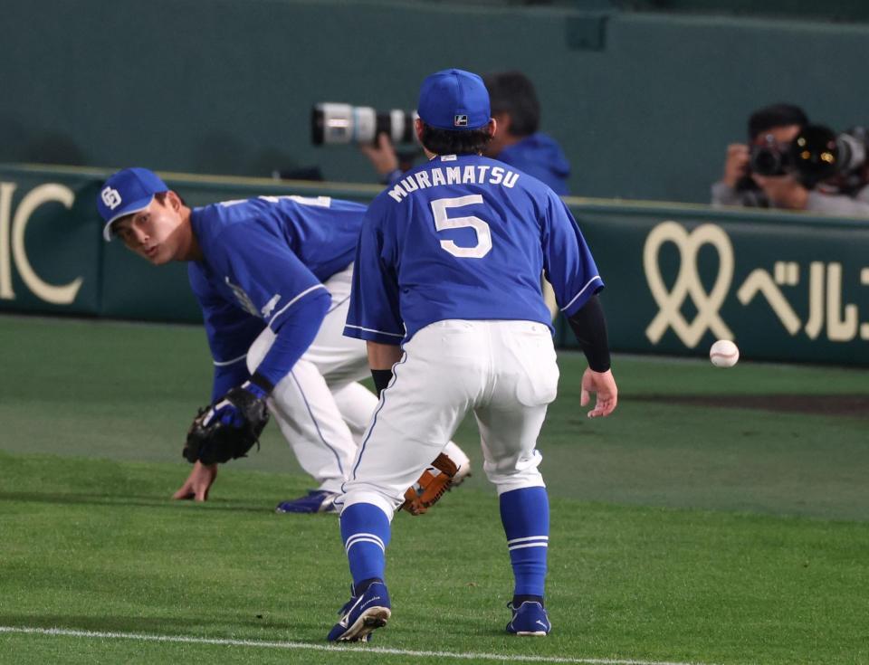 　３回、木浪の邪飛を譲り合う三塁手の石川昂（奥）と遊撃手の村松（撮影・中田匡峻）