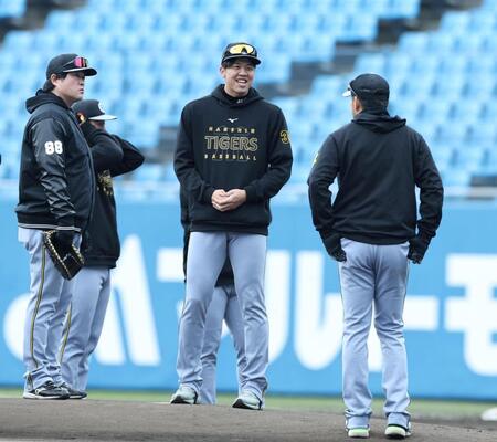 　マウンドに立つ才木（中央）＝撮影・中田匡峻