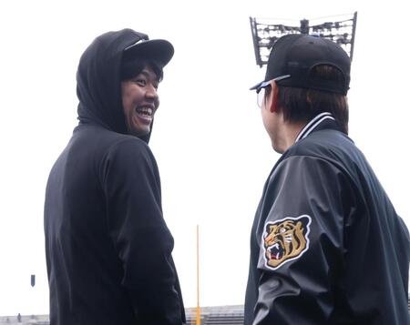 　梅野（左）と話す才木（撮影・中田匡峻）