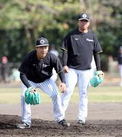 　キャンプでノックを受ける伊原と村上＝２月