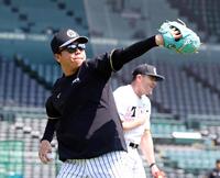 　キャッチボールする村上（撮影・山口登）