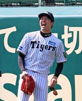 　明るい表情を見せて練習する才木（撮影・立川洋一郎）