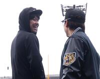 　梅野（左）と話す才木（撮影・中田匡峻）