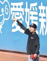 　キャッチボールをする才木（撮影・田中太一）