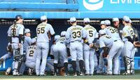 　試合前、円陣を組む阪神ナイン（撮影・北村雅宏）