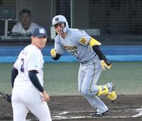 　１回、先制適時打を放つ森下（撮影・田中太一）