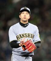 　４回を投げ終え、気合の乗った表情でグラブをたたく才木（撮影・中田匡峻）