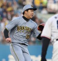 　１回、西川の放った一ゴロのベースカバーに走る才木（撮影・北村雅宏）