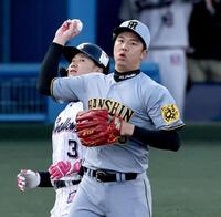 　１回、西川（奥）を打ち取り、ベースカバーに入る才木（撮影・田中太一）