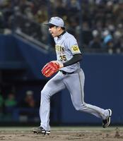 　６回、長岡の放ったボテボテのゴロに対し、マウンドを駆け降りる才木（撮影・北村雅宏）