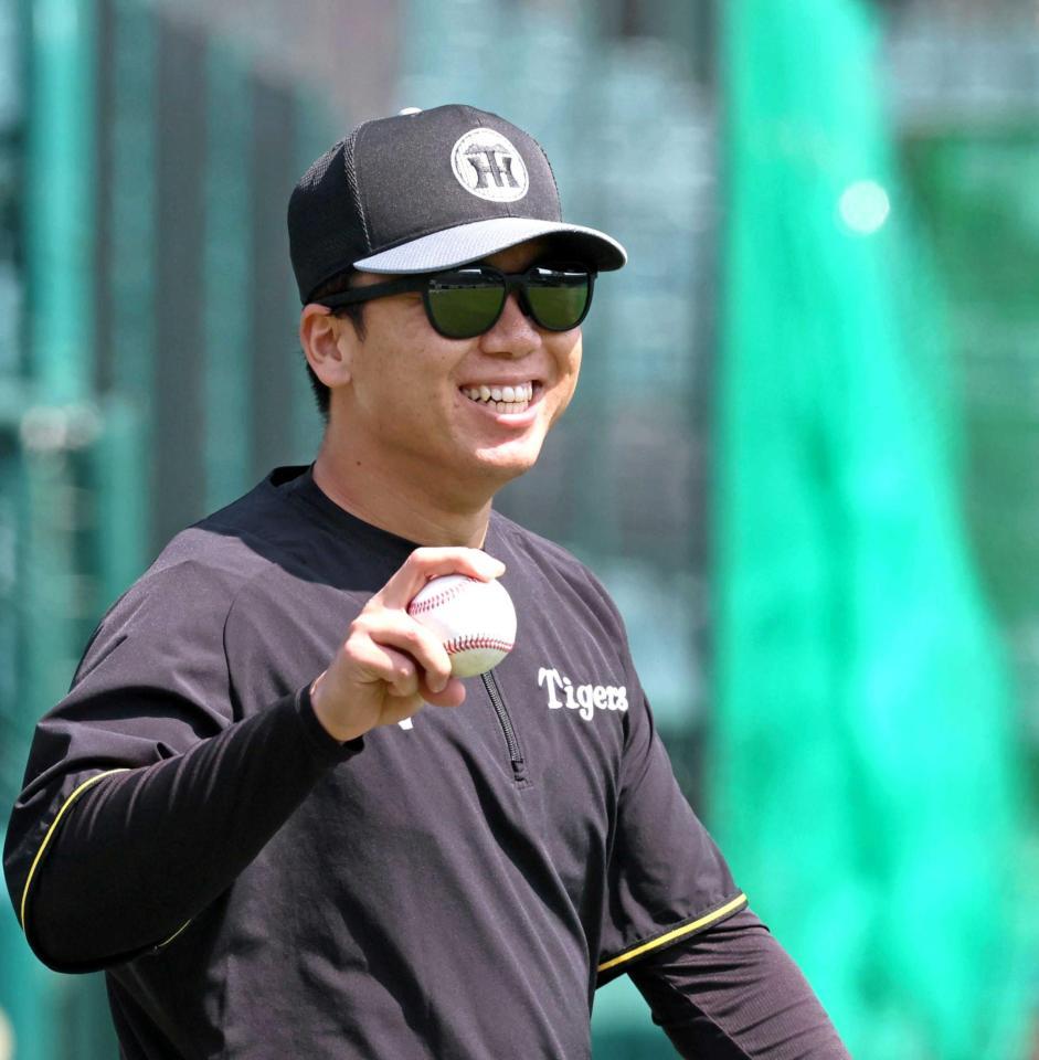 　キャッチボールをして調整する村上（撮影・立川洋一郎）