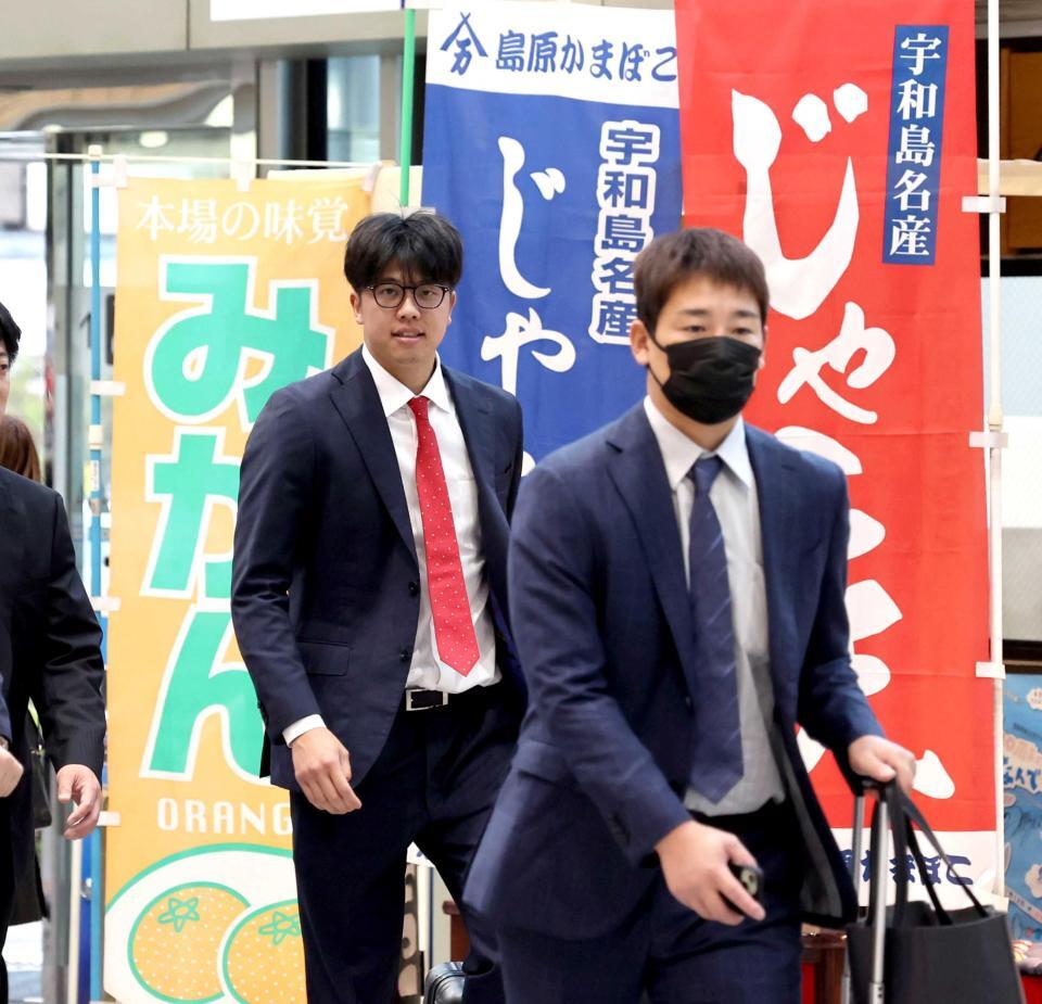 　空路で移動する才木と岩崎（右）＝撮影・田中太一