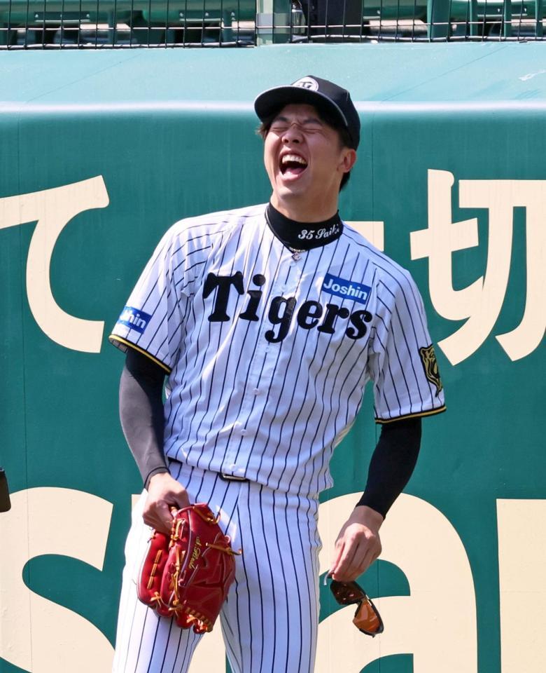 　明るい表情を見せて練習する才木（撮影・立川洋一郎）