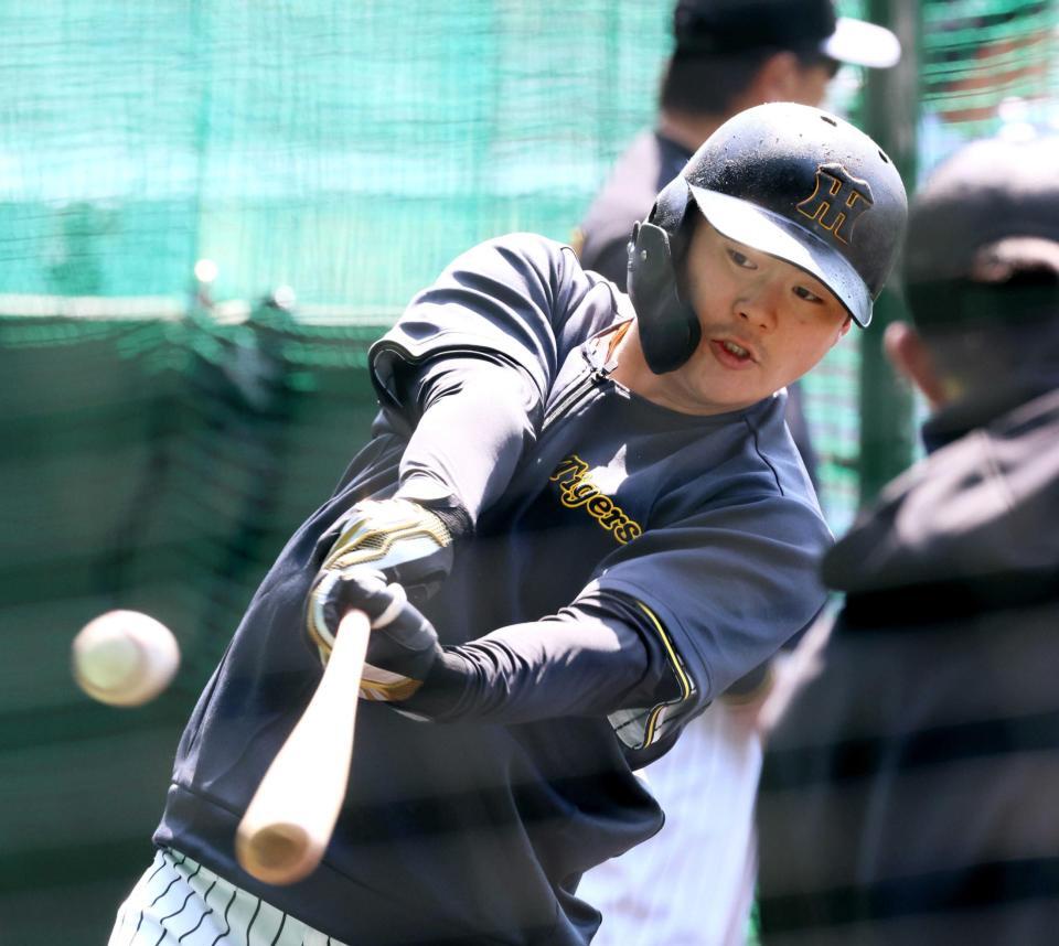 　ティー打撃で打ち込む前川（撮影・立川洋一郎）