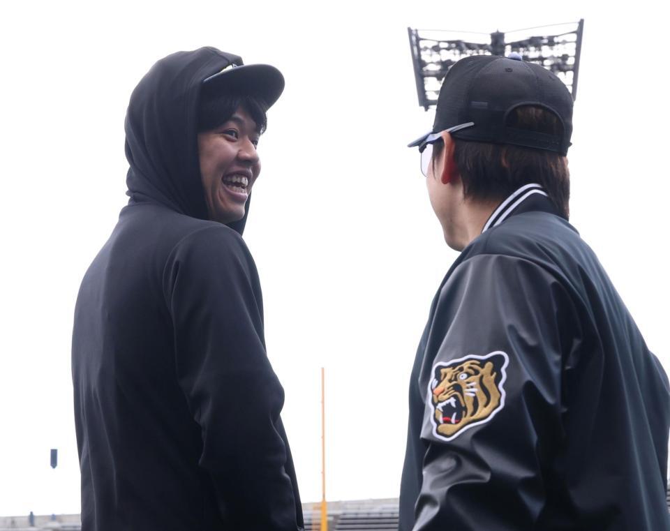 　梅野（左）と話す才木（撮影・中田匡峻）