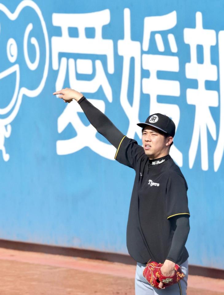 　キャッチボールをする才木（撮影・田中太一）