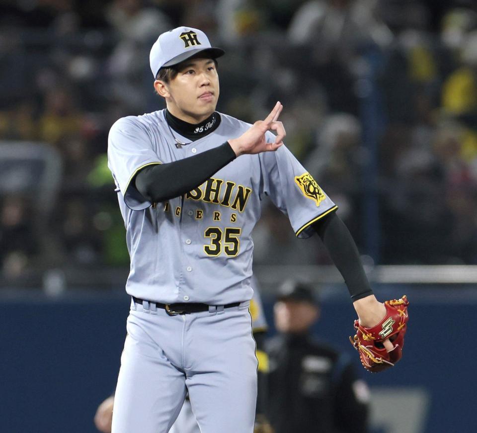 　４回、サンタナを空振り三振に斬り、アウトカウントを確認する才木（撮影・北村雅宏）