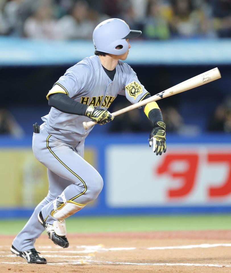 　７回、左前打を放つ近本（撮影・西岡正）