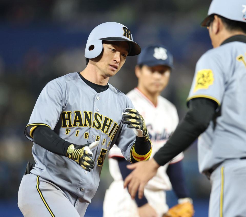 　１１回、ライトへ勝ち越し２ランを放った近本（撮影・中田匡峻）