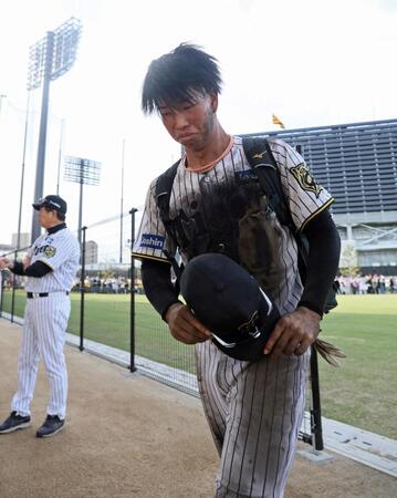 　居残り練習を終えグラウンドを後にする百崎（撮影・石井剣太郎）