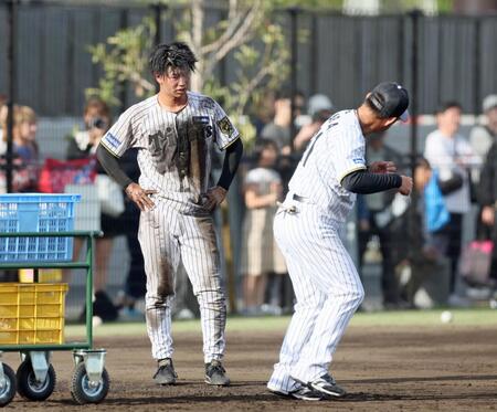 　馬場コーチ（右）から指導を受ける百崎（撮影・石井剣太郎）