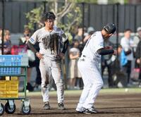 　馬場コーチ（右）から指導を受ける百崎（撮影・石井剣太郎）