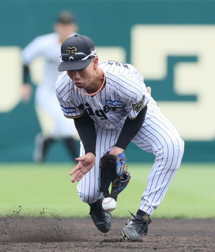 　３回、中村貴の打球を後逸する百崎（撮影・石井剣太郎）