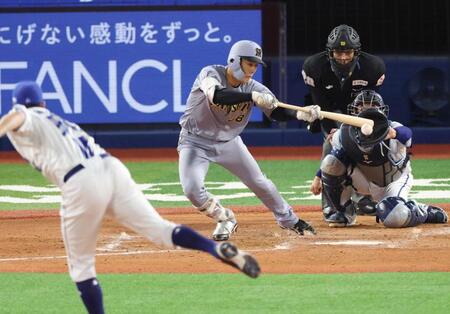 　５回、セーフティーバントを決める小幡（撮影・金田祐二）