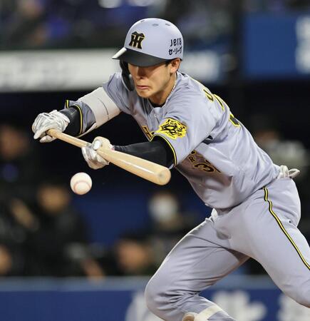 　５回、セーフティーバントを決める小幡（撮影・田中太一）