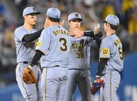 　カード初戦を制し、ハイタッチする（左から）佐藤輝、大山、小幡、中野（撮影・伊藤笙子）