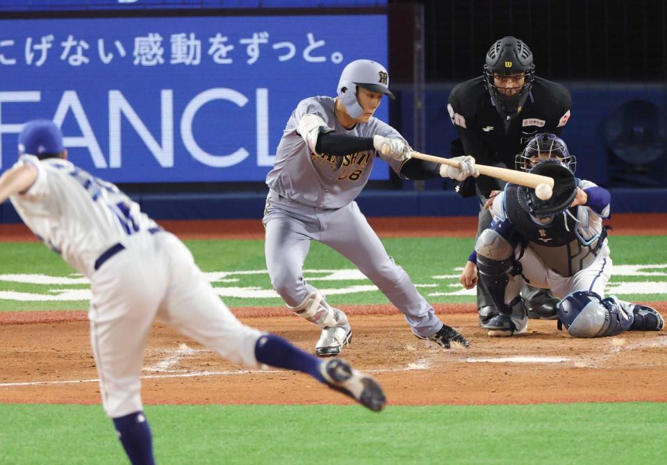 　５回、セーフティーバントを決める小幡（撮影・金田祐二）