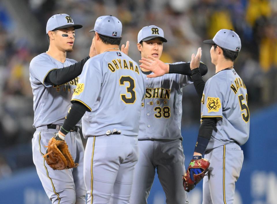 　カード初戦を制し、ハイタッチする（左から）佐藤輝、大山、小幡、中野（撮影・伊藤笙子）