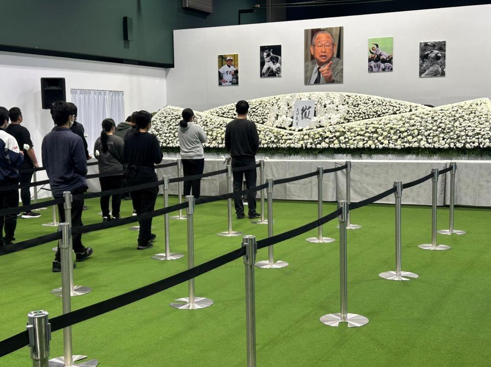 　献花をするファン