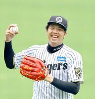 　キャッチボールを終え、笑顔を見せる才木（撮影・山口登）