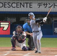 　９回、右前打を放つ坂本（撮影・伊藤笙子）