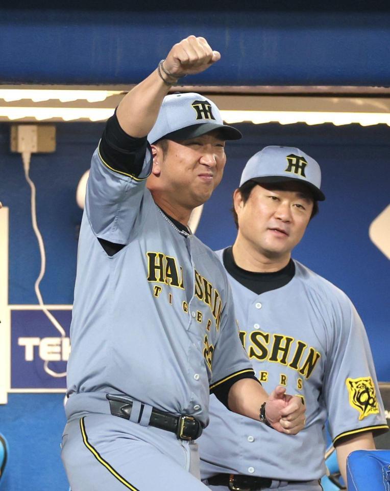 　１０回、２点適時打を放った熊谷に向かってガッツポーズする藤川監督（撮影・西岡正）