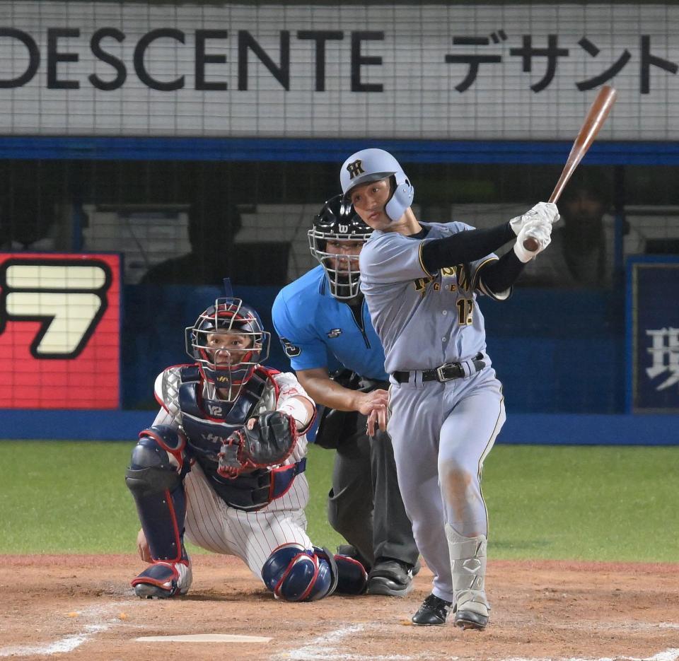 　９回、右前打を放つ坂本（撮影・伊藤笙子）