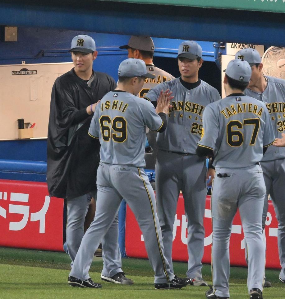 　８回を無失点に抑えた石井（中央）を迎える及川（左）と高橋（撮影・伊藤笙子）