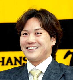 　入団会見で笑顔を見せる伏見