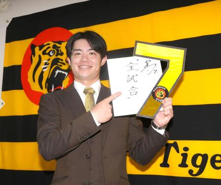 　契約更改交渉を終え、色紙を指さす中野（撮影・北村雅宏）