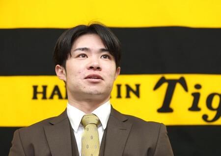 　契約更改交渉を終え、取材に応じる中野（撮影・北村雅宏）