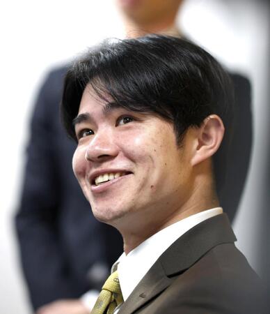 　契約更改交渉を終え、記者の質問に答える中野（撮影・北村雅宏）