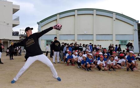 　子どもたちの前でキャッチボールする今朝丸（撮影・山口登）