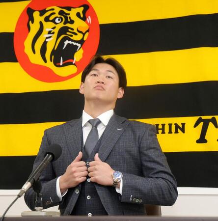 　契約更改交渉を終え、会見の席に着く及川（撮影・北村雅宏）