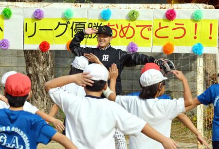 　子どもたちと準備運動をする木下（撮影・山口登）