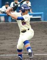 　中学２年時、打席に立つ谷端（父・時宗さん提供）