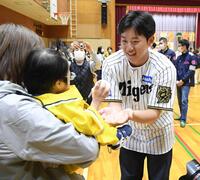 　子どもたちとふれあう門別（撮影・西田忠信）