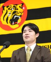 　契約更改交渉を終え、取材に応じる中野（撮影・北村雅宏）