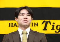 　契約更改交渉を終え、取材に応じる中野（撮影・北村雅宏）