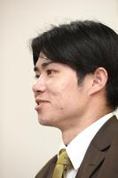 　契約更改交渉を終え、取材に応じる中野（撮影・北村雅宏）